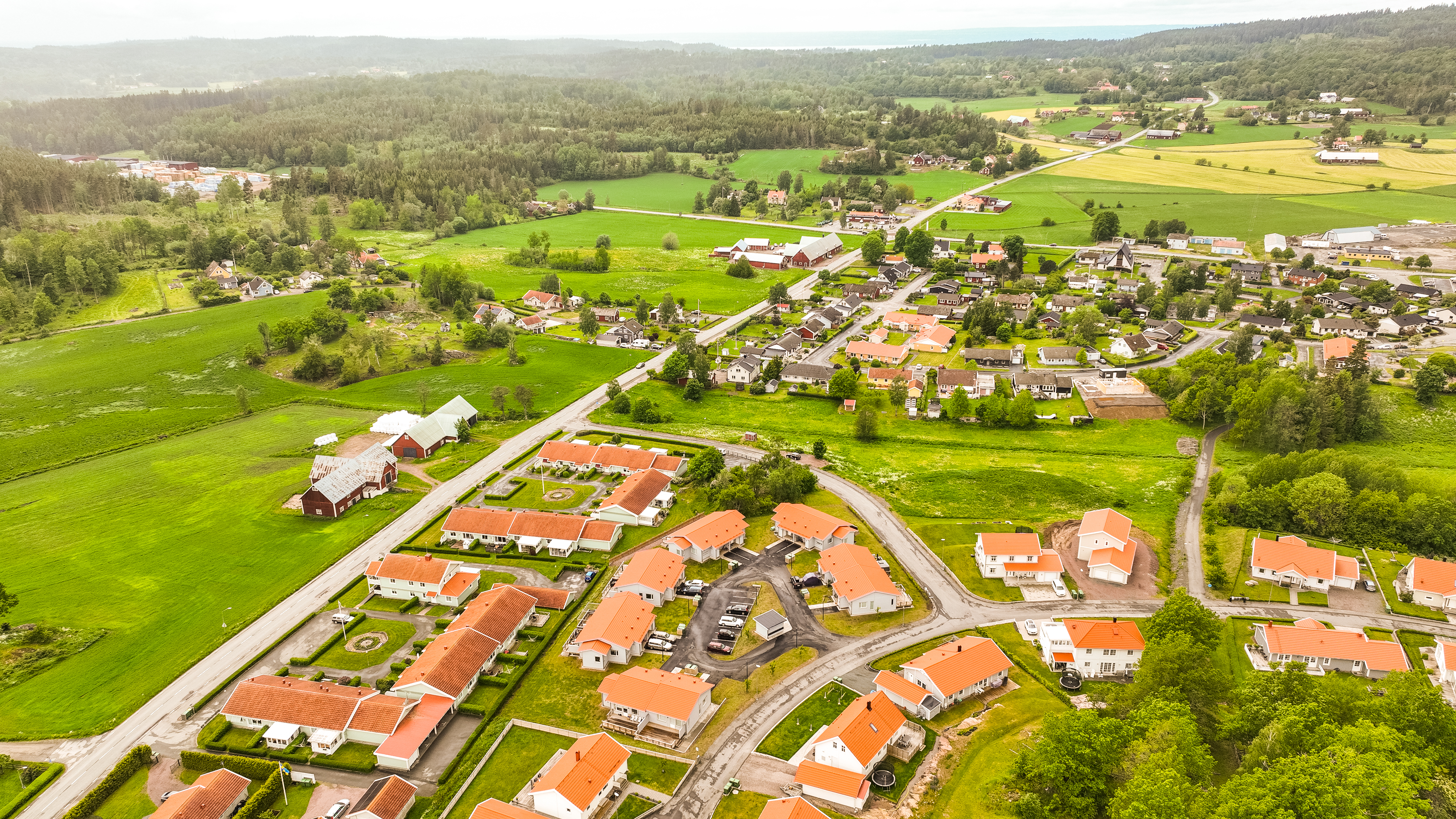 Fornminnesvägen ligger strax intill åkrar och gröna ängar i Ölmstad.